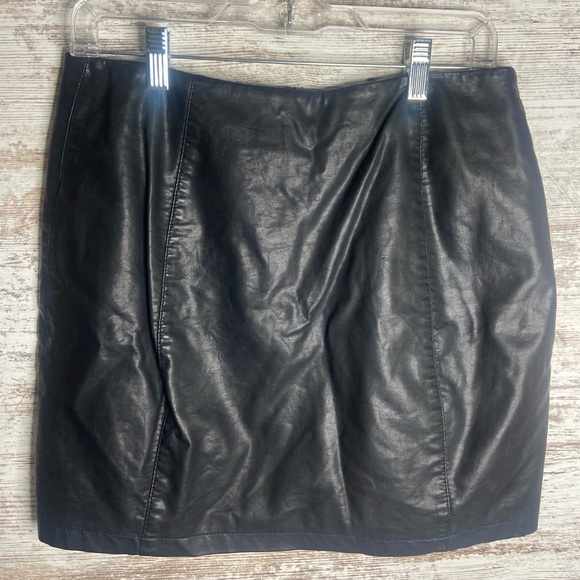 FREE PEOPLE Oh Snap Vegan Leather Miniskirt black Sz 12 EUC - Picture 6 of 8